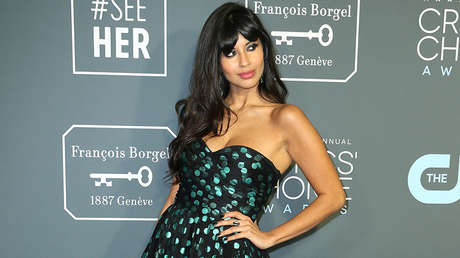 Actriz de 'The Good Place' consigue que Avon retire una campaña que avergonzaba a las mujeres