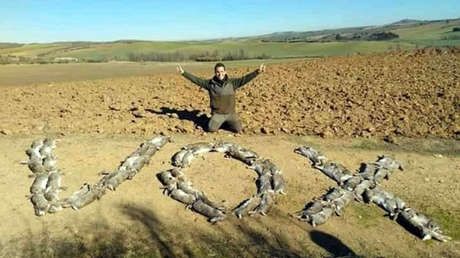 FOTO: El polémico apoyo de un cazador a la extrema derecha española con 50 conejos muertos