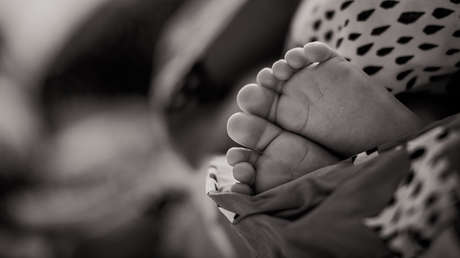 VIDEO: Bebé de 20 días fue rescatada tras ser enterrada por sus padres en la India