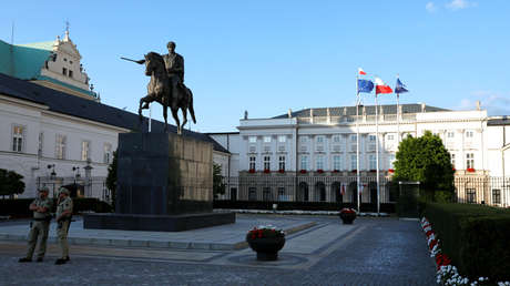 Un hombre arremete con su coche contra la entrada del Palacio Presidencial de Polonia
