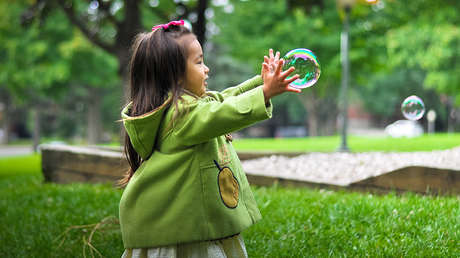 Imágenes: Una traficante de personas secuestra a una niña de 3 años en pleno día