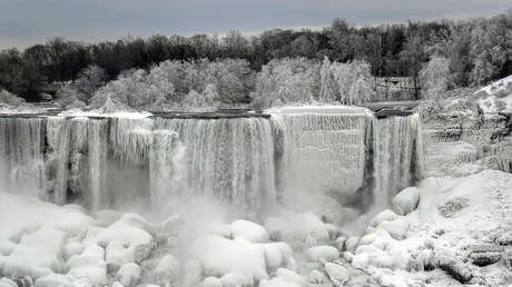 Un gélido temporal llena de carámbanos las cataratas del Niágara
