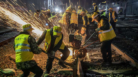 Milagro chino: Mil trabajadores reemplazan en seis horas los rieles de una estación de tren (VIDEO)