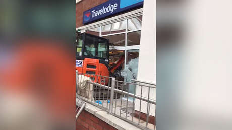 Recolectan miles de dólares para el obrero que arruinó un hotel con una excavadora porque no le pagaban