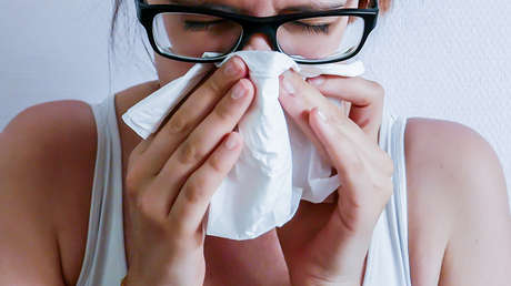 Vende pañuelos 'usados' para que sus clientes puedan decidir cuándo enfermar