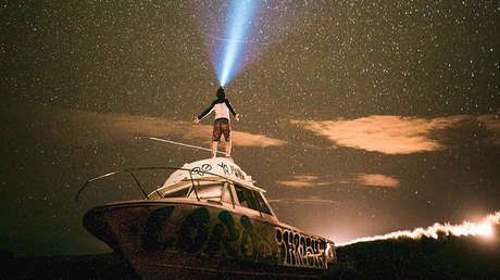 VIDEO: Lo que pasa cuando enciendes en tu boca la linterna más potente del mundo