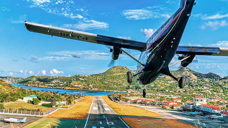 VIDEO: Un hombre es golpeado por el ala de una avioneta mientras filmaba el despegue