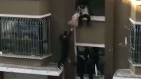 Un bebé cae desde un tercer piso en un incendio y un lechero logra salvarlo