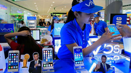 Presentan un móvil minimalista sin botones, biseles ni cámara frontal 