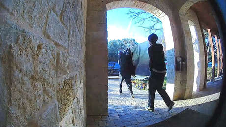 VIDEO: Roban un televisor y lo devuelven porque no logran meterlo en su coche