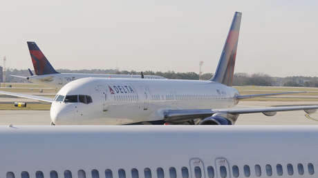 Mujer que recientemente dio a luz cuenta cómo un pasajero en un avión la llamó "mujer de dos toneladas" y su 'post' se vuelve viral