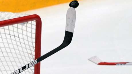 VIDEO: Vuelve a la vida tras un brutal impacto un jugador de hockey gracias a su entrenador