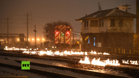 VIDEO: En EE.UU. encienden hogueras sobre las vías férreas para evitar que se deformen por el frío polar