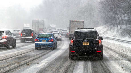 Increíble, pero todos sobrevivieron: Accidente provoca gran explosión, envolviendo en llamas a varios vehículos (VIDEO)