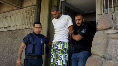 Pide ayuda para encontrar a su madre y tía mientras posa delante de la fosa donde él mismo las habría enterrado