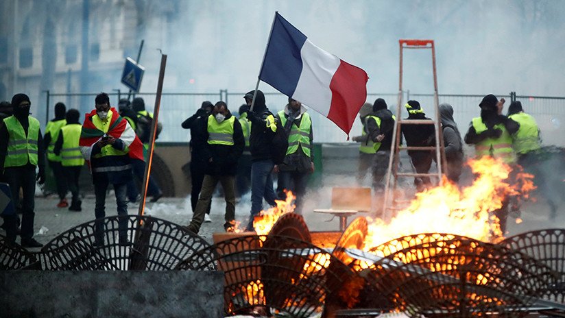 Francia llama a consultas a su embajador en Roma tras verse el primer vicepresidente italiano con 'chalecos amarillos'