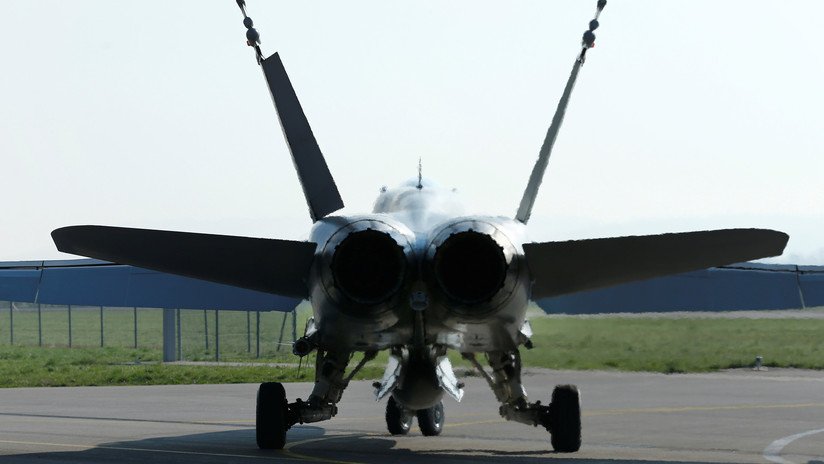 FOTO: La Marina de EE.UU. camufla su cazabombardero como un Su-30SM ruso