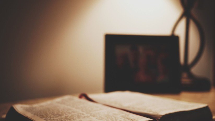 "Señal de Dios": Bombero halla una Biblia intacta en una casa devastada por incendio (FOTOS)