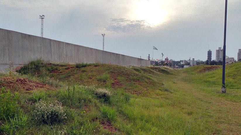 La historia del insólito muro 'a lo Trump' que Argentina construyó en su frontera con Paraguay
