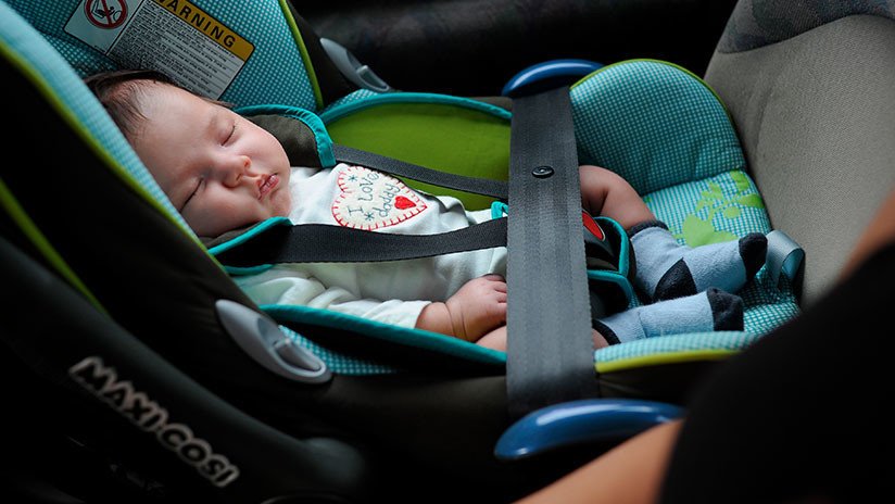 VIDEO: Unos presos salvan a una bebé que quedó encerrada en una camioneta