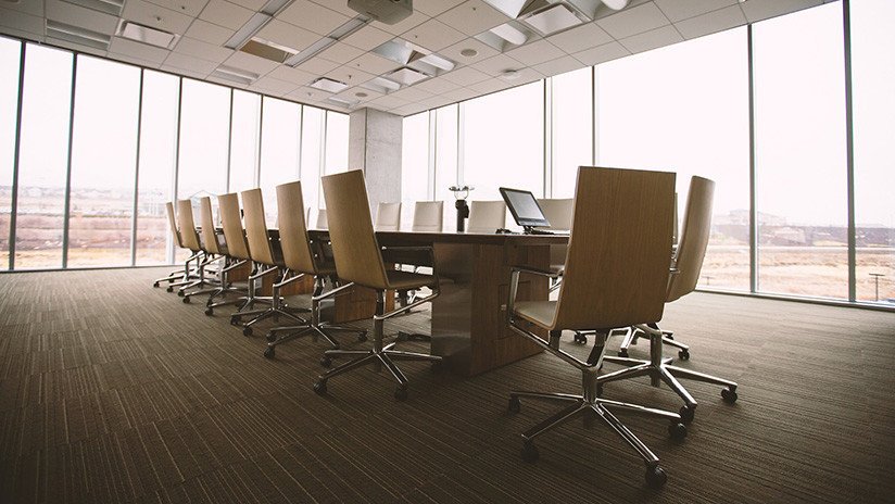 VIDEO: A un alto funcionario ucraniano se le enciende porno en el móvil y huye del edificio sin recoger su abrigo