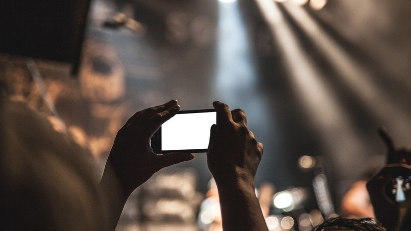 "Como cocidos en un horno": Una joven tiene 500 orificios en sus ojos por el brillo excesivo de su móvil 