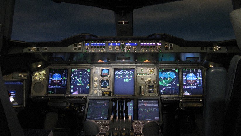 VIDEO: Graban a un piloto chino "con 20 años de experiencia" dormido en pleno vuelo