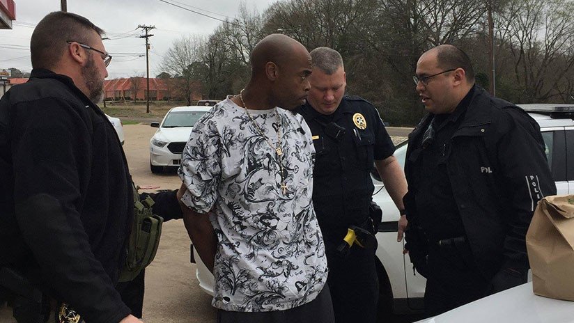 EE.UU.: Ladrón asalta una tienda, envuelve a una mujer con cinta adhesiva y la prende fuego (VIDEO)