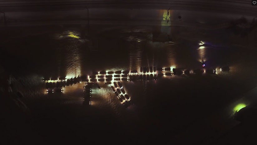 VIDEO: Decenas de autos 'retratan' un fusil Kaláshnikov en Rusia