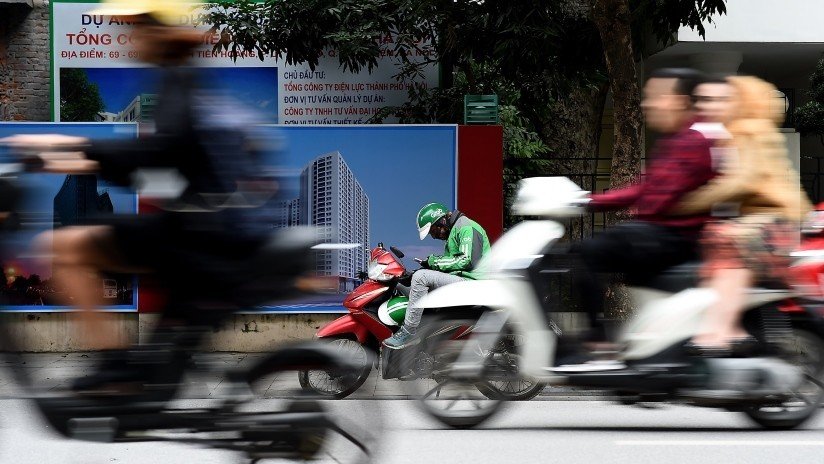 VIDEO: Madre salva a su niño de ser arrollado por un camión tras caer ambos de una moto