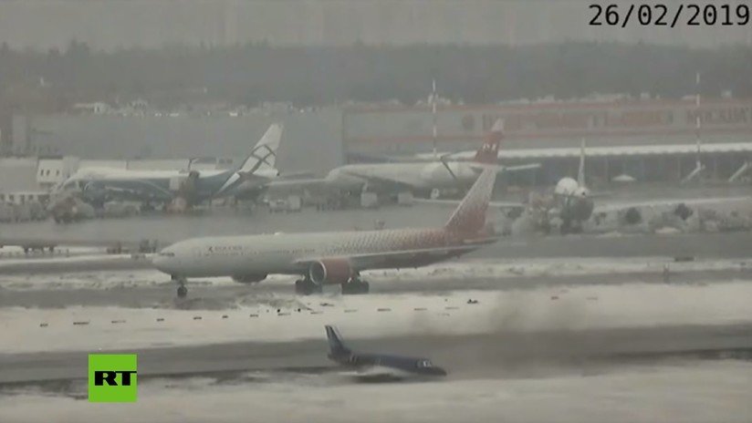 VIDEO: Un avión de negocios se sale de la pista y se desliza por la nieve sin causar heridos en un aeropuerto de Moscú