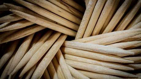 Un joven español gana una apuesta al conseguir aparecer con un palillo en la boca en su foto del DNI