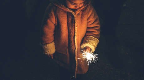 VIDEO: Niño provoca la explosión de una alcantarilla mientras jugaba con fuegos artificiales en China