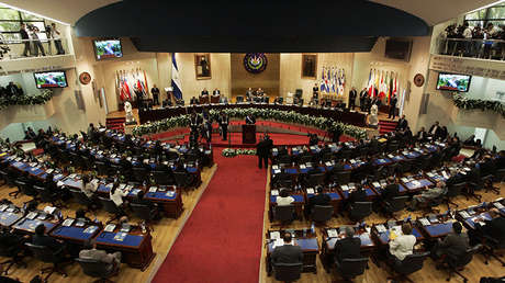 Desalojan parlamento salvadoreño por peligro de derrumbe tras sismo de magnitud 6,4 