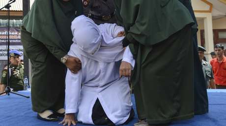 Golpean con palos en Indonesia a una pareja de jóvenes por abrazarse en público