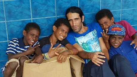 Solicitante de asilo gana importante premio por libro que escribió usando WhatsApp mientras se encontraba en centro de detención