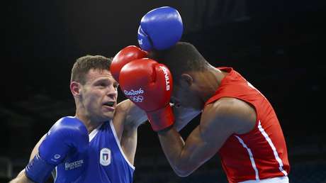 VIDEO: Un boxeador le propone matrimonio a su pareja en pleno cuadrilátero y tras perder por nocaut