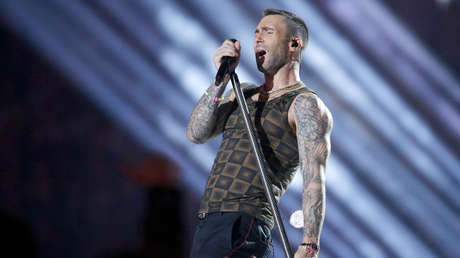 El cantante de Maroon 5 luce una camiseta 'idéntica' a estampados de los 70 y la Red no perdona