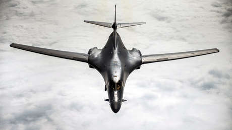 FOTO: Un piloto de EE.UU. pinta de color rosa la cabina de su bombardero