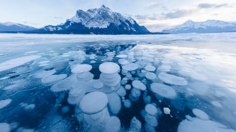 Belleza explosiva: Las burbujas congeladas de uno de los lagos más singulares del mundo (VIDEOS, FOTOS)