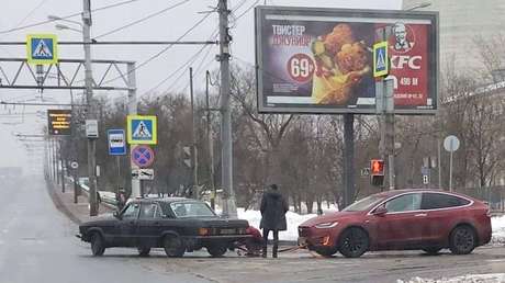 Mientras un Tesla vuela en el espacio, en Rusia otro es remolcado por un antiguo auto soviético
