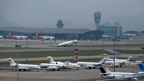 VIDEO: Explota el neumático de un remolcador de aviones y casi provoca una tragedia