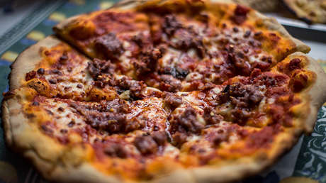 Banquete de larvas: Un 'ejército’ de 10.000 gusanos devora una pizza en dos horas (VIDEO)