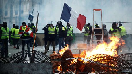 Francia llama a consultas a su embajador en Roma tras verse el primer vicepresidente italiano con 'chalecos amarillos'
