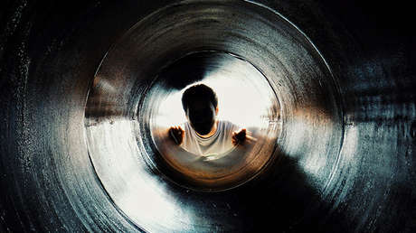 VIDEO: Cae por el agujero de una alcantarilla por andar distraído con su celular en Perú