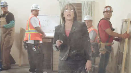 'De cabeza contra el muro': Gobernadora de EE.UU. se graba rompiendo paredes en un video-ataque a Trump (VIDEO)