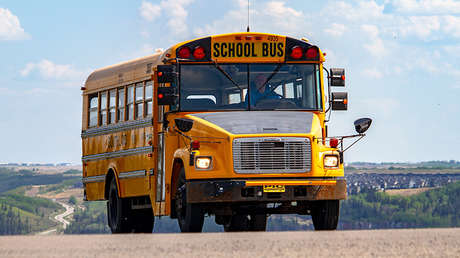 VIDEO: Un hombre le dispara al anciano conductor de un bus escolar en pleno tráfico