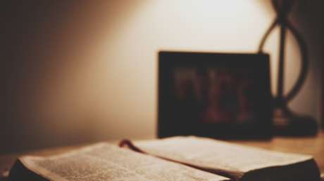 "Señal de Dios": Bombero halla una Biblia intacta en una casa devastada por incendio (FOTOS)