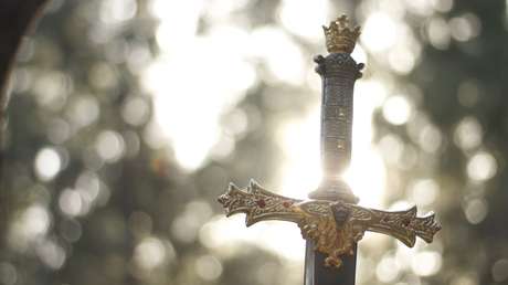 Excavan un desagüe y hallan una espada medieval en pleno centro de una ciudad de Dinamarca