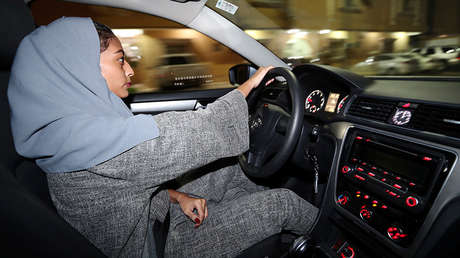 Hombres saudíes usan una aplicación disponible en Google y Apple para rastrear a mujeres de su familia